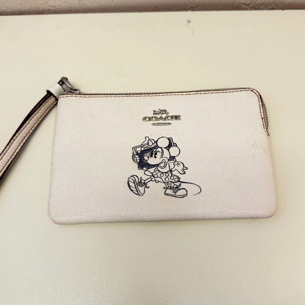 🎀 Disney x Coach Minnie Mouse Wristlet – Style F30004 (Silver/Chalk)